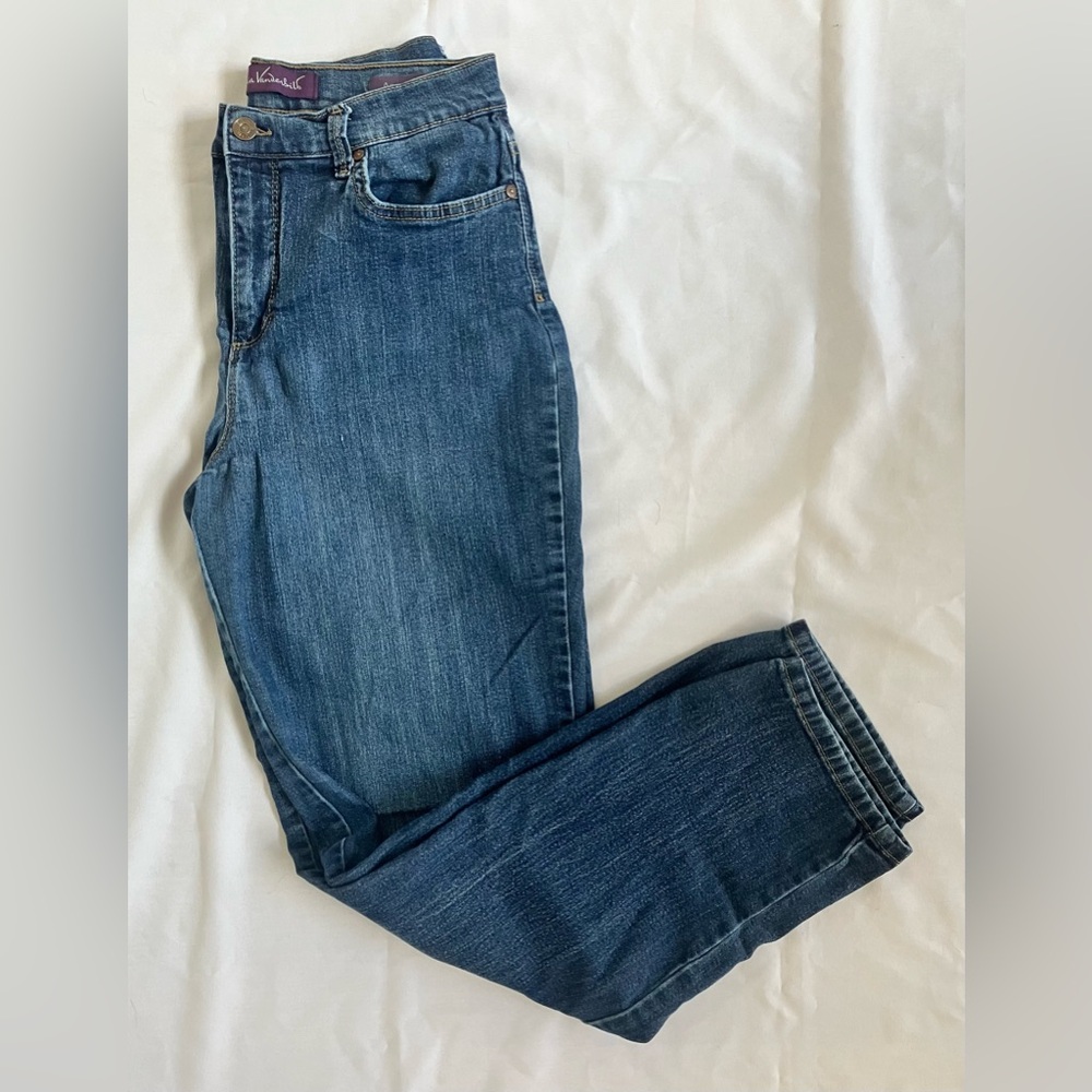 Gloria Vanderbilt Womens “Amanda” Mid Rise Straight Leg Jean in Medium Wash Sz8